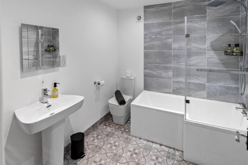 Newly Refurbed, Central Apartment With Free Parking And Hot Tub 리탬 세인트 앤스 외부 사진